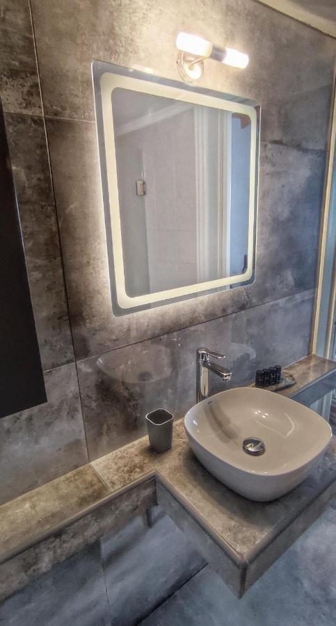 Shades Apartment Skiathos Town Bagian luar foto